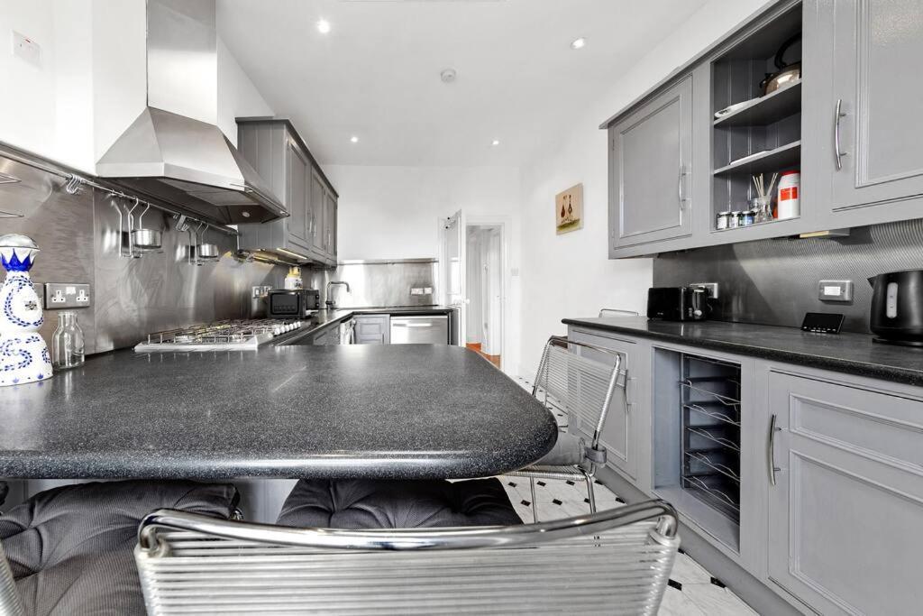 Spacious Sleep 11 With Terrace In Earls Court Ec99 Londres Exterior foto